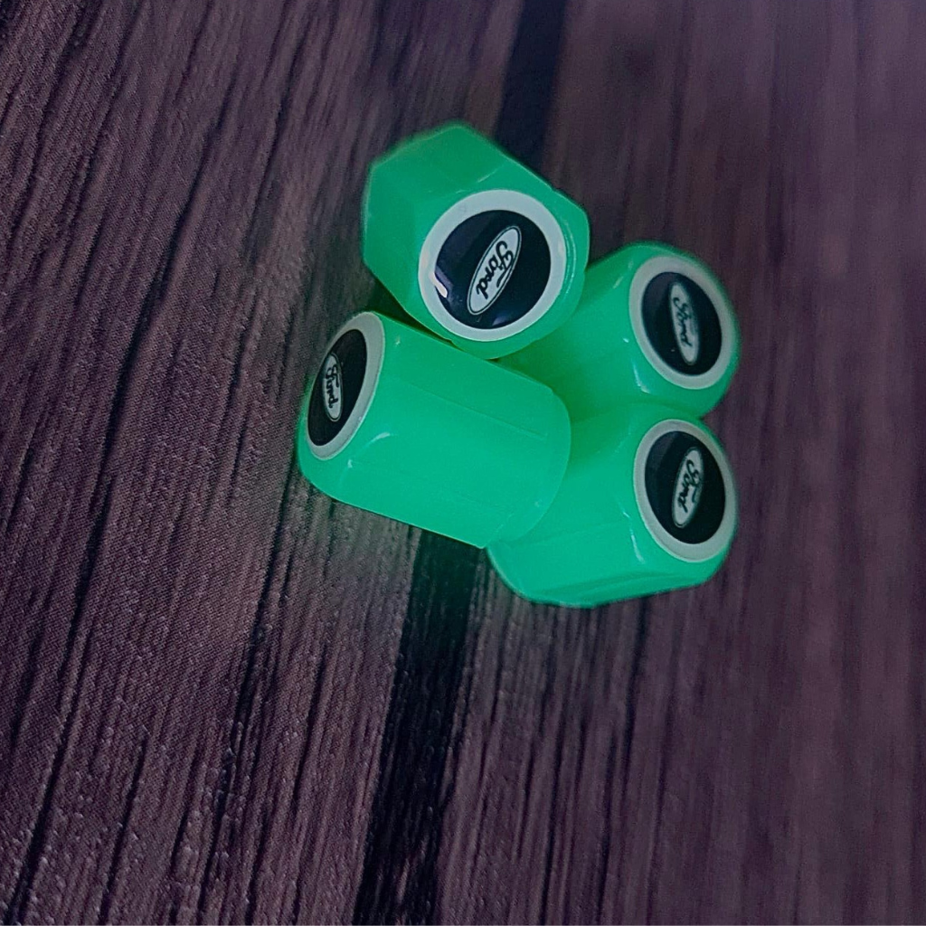 Súprava 4 Fosforeskujúcich Krytov Kolies s Logom