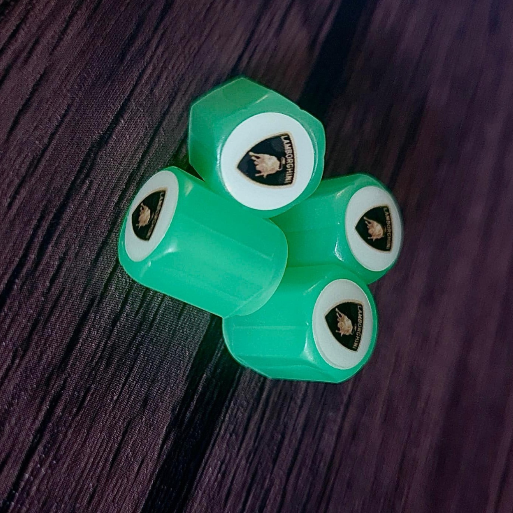 Súprava 4 Fosforeskujúcich Krytov Kolies s Logom