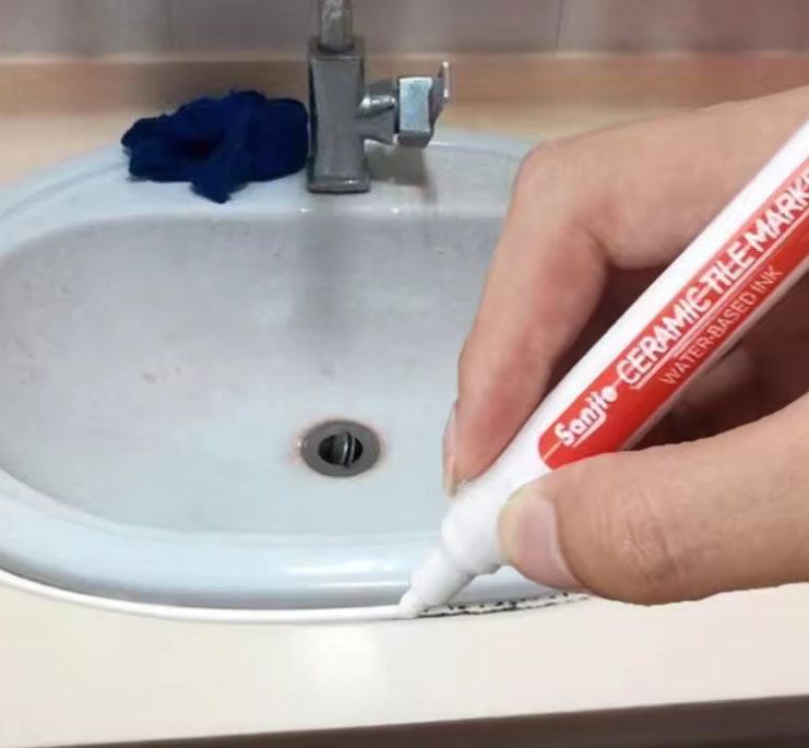 Ponúknite 2 korektor škár na dlaždice + 1 ZDARMA