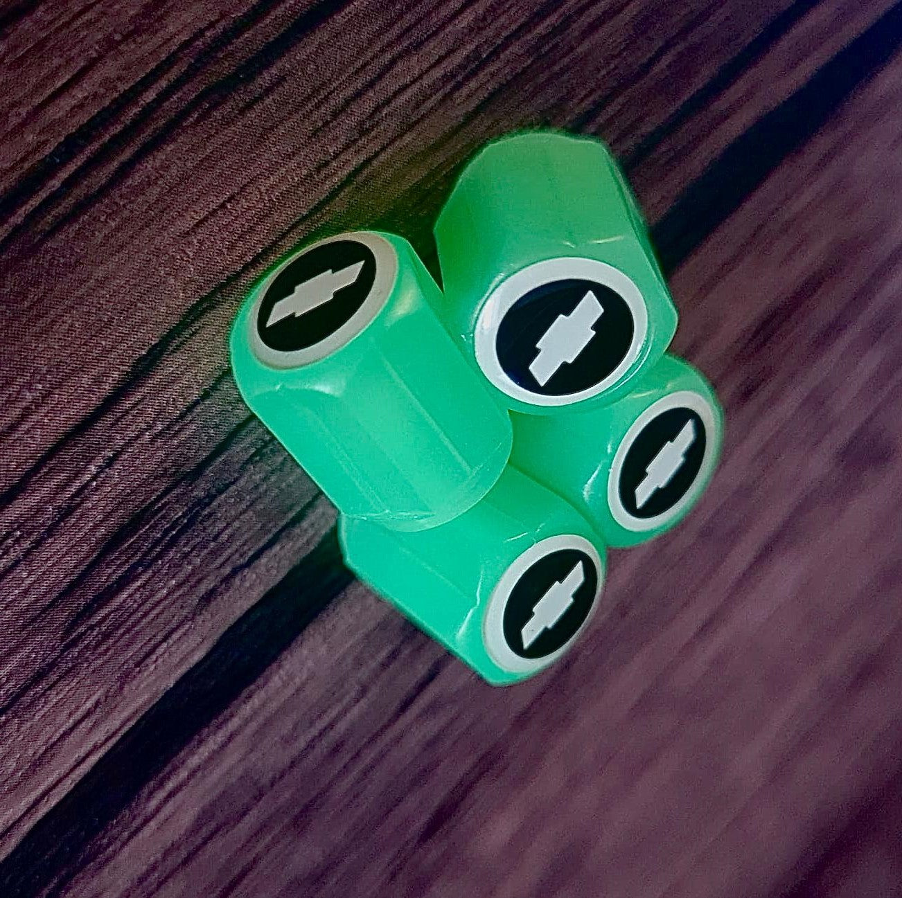 Súprava 4 Fosforeskujúcich Krytov Kolies s Logom